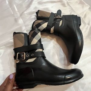 Burberry boots. 8.5